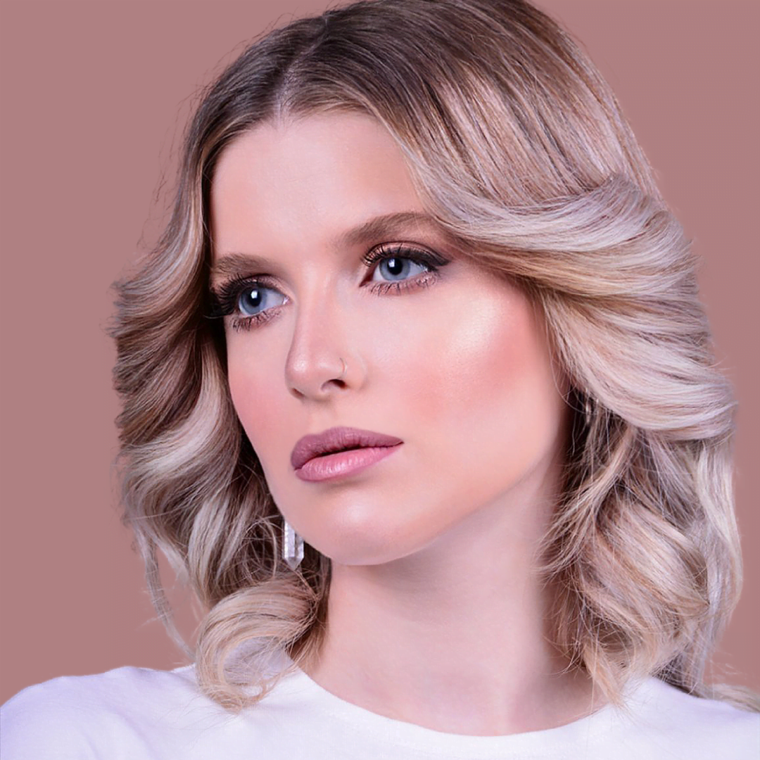 Makeup and Hairstyling Services 5 Makeup and hairstyling services in Verona. A Touch of Glamour for Your Venetian Wedding Let Samantha Peluso add a touch of glamour to your wedding day with her professional bridal makeup services in Venice. From subtle enhancements to dramatic transformations, Samantha will ensure you look and feel your best.