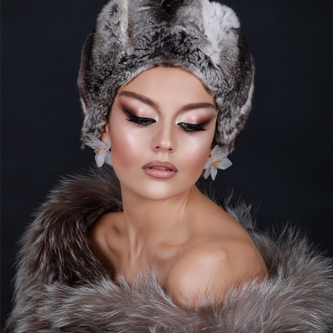 Makeup and Hairstyling Services 3 Samantha Peluso: Crafting Your Perfect Wedding Day Look: In the picturesque city of Venice, Samantha Peluso stands out as a distinguished professional makeup artist, dedicated to creating the perfect bridal makeup for your wedding day. Understanding that each bride is unique, Samantha offers bespoke makeup services tailored to suit your individual style and preferences. From soft and subtle to bold and glamorous, she uses only the highest quality products to achieve lasting beauty. Let Samantha Peluso make your wedding day unforgettable with her expert touch.