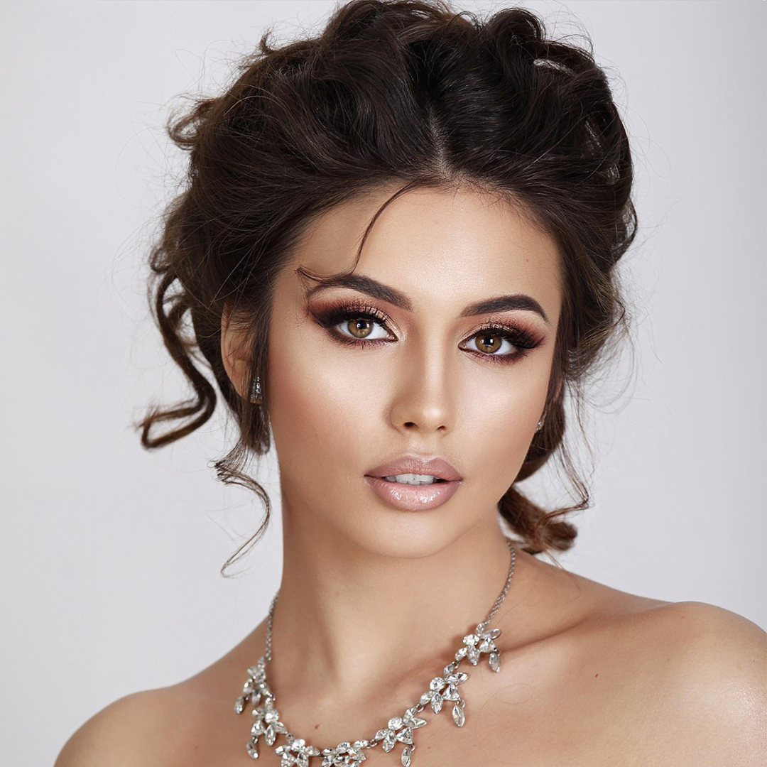 Carnevale a Venezia - Listino 2026 4 Se desideri un servizio di trucco che ti faccia sentire e apparire eccezionale, non cercare oltre il "Servizio di trucco by Samantha Peluso, una delle migliori make-up artist in Italia". Samantha è una celebrità nel mondo del trucco e ha guadagnato una reputazione stellare per la sua maestria nell'arte del trucco. Samantha Peluso è apprezzata come una delle migliori make-up artist in Italia, ed è ampiamente conosciuta per la sua capacità di trasformare ogni viso in una tela perfetta. Con anni di esperienza nel settore, ha lavorato con clienti di fama internazionale, celebrità e donne comuni che cercano di fare una dichiarazione di bellezza. Il suo "Servizio di trucco by Samantha Peluso" è una promessa di bellezza senza compromessi. Samantha si impegna a personalizzare il tuo trucco in base ai tuoi gusti personali, alle tue esigenze specifiche e all'occasione. Che tu stia cercando un look naturale e delicato o un trucco audace e spettacolare, Samantha è in grado di offrirti esattamente ciò di cui hai bisogno. Samantha utilizza solo prodotti di alta qualità per garantire che il tuo trucco rimanga intatto per tutto il giorno o tutta la notte. La sua attenzione ai dettagli è ineguagliabile, e ogni pennellata è fatta con precisione e maestria. Un altro aspetto fondamentale del servizio di Samantha è la sua dedizione alla sicurezza e all'igiene. Tutti i suoi prodotti e strumenti sono rigorosamente sterilizzati per garantire che il trucco sia applicato in modo sicuro e igienico. Che tu abbia un matrimonio, un evento aziendale, una sessione fotografica o qualsiasi altra occasione speciale in programma, il "Servizio di trucco by Samantha Peluso" è la chiave per apparire e sentirsi al meglio. Samantha creerà un look che ti farà sentire sicuro e splendido in qualsiasi situazione. Non accontentarti di meno quando si tratta del tuo aspetto. Scegli la perfezione con il "Servizio di trucco by Samantha Peluso, una delle migliori make-up artist in Italia", e lascia che la sua arte trasformi la tua bellezza in qualcosa di straordinario.