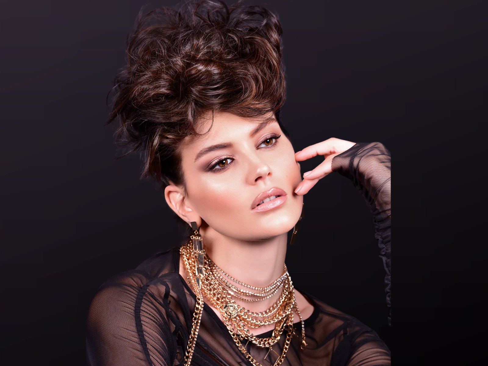 Make-up Artist Professionista 7 Samantha Peluso: Arte e Passione nel Trucco Professionale Scopri un Mondo di Bellezza e Professionalità con i Servizi di Trucco di Samantha Peluso Servizio di Trucco Professionale in Italia ed Estero: L'Arte che Viaggia con Te Samantha Peluso, rinomata per la sua maestria e dedizione, offre un servizio di trucco professionale che supera i confini. Che tu sia in Italia o all'estero, la sua esperienza e creatività sono a tua disposizione per trasformare ogni occasione in un momento indimenticabile. Con un tocco di classe e innovazione, Samantha garantisce un look impeccabile che riflette la tua personalità e esalta la tua bellezza naturale. Servizio di Trucco Sposa Venezia: Il Tuo Giorno da Sogno in Mani Esperte Il giorno del matrimonio è un evento unico e irripetibile, e il trucco gioca un ruolo fondamentale nel renderti la protagonista assoluta. A Venezia, città dell'amore e dell'arte, Samantha Peluso offre un servizio di trucco sposa esclusivo e personalizzato. Immagina di camminare verso l'altare radiosa e sicura, con un trucco che esalta i tuoi tratti e resiste emozione dopo emozione. Samantha ti accompagna in questo viaggio verso la bellezza, assicurandoti un look nuziale che supera ogni aspettativa. Servizio di Trucco Aziendale: Professionalità che Si Vede Nel mondo aziendale, l'immagine è tutto. Un aspetto curato e professionale può fare la differenza in incontri importanti, eventi e presentazioni. Samantha Peluso comprende l'importanza di un'immagine aziendale impeccabile e offre servizi di trucco aziendale su misura. Che tu stia preparando un team per un grande evento o desideri un look personale che comunichi fiducia e competenza, Samantha è la scelta giusta per un risultato di alto livello. Servizio di Makeup a Verona: Bellezza e Stile nella Città dell'Amore Verona, con la sua storia e il suo fascino, è lo sfondo perfetto per ogni tipo di evento. Samantha Peluso porta la sua arte e la sua passione per il makeup in questa città incantevole, offrendo servizi personalizzati per matrimoni, eventi speciali, shooting fotografici e molto altro. Che tu stia cercando un look sofisticato per una serata elegante o un trucco naturale per un appuntamento diurno, Samantha sa esattamente come valorizzare ogni volto con tocchi magistrali di colore e stile. Un'Artista al Tuo Servizio. Samantha Peluso non è solo una truccatrice; è un'artista che vede nel tuo volto una tela bianca pronta a essere trasformata in un capolavoro. Con anni di esperienza, un occhio per i dettagli e una passione inarrestabile per il makeup, Samantha è la scelta ideale per chi cerca un servizio di trucco professionale in Italia ed estero. Prenota il tuo appuntamento oggi stesso e preparati a scoprire la migliore versione di te con Samantha Peluso, professional Make-up Artist, una delle migliori truccatrici in Italia.