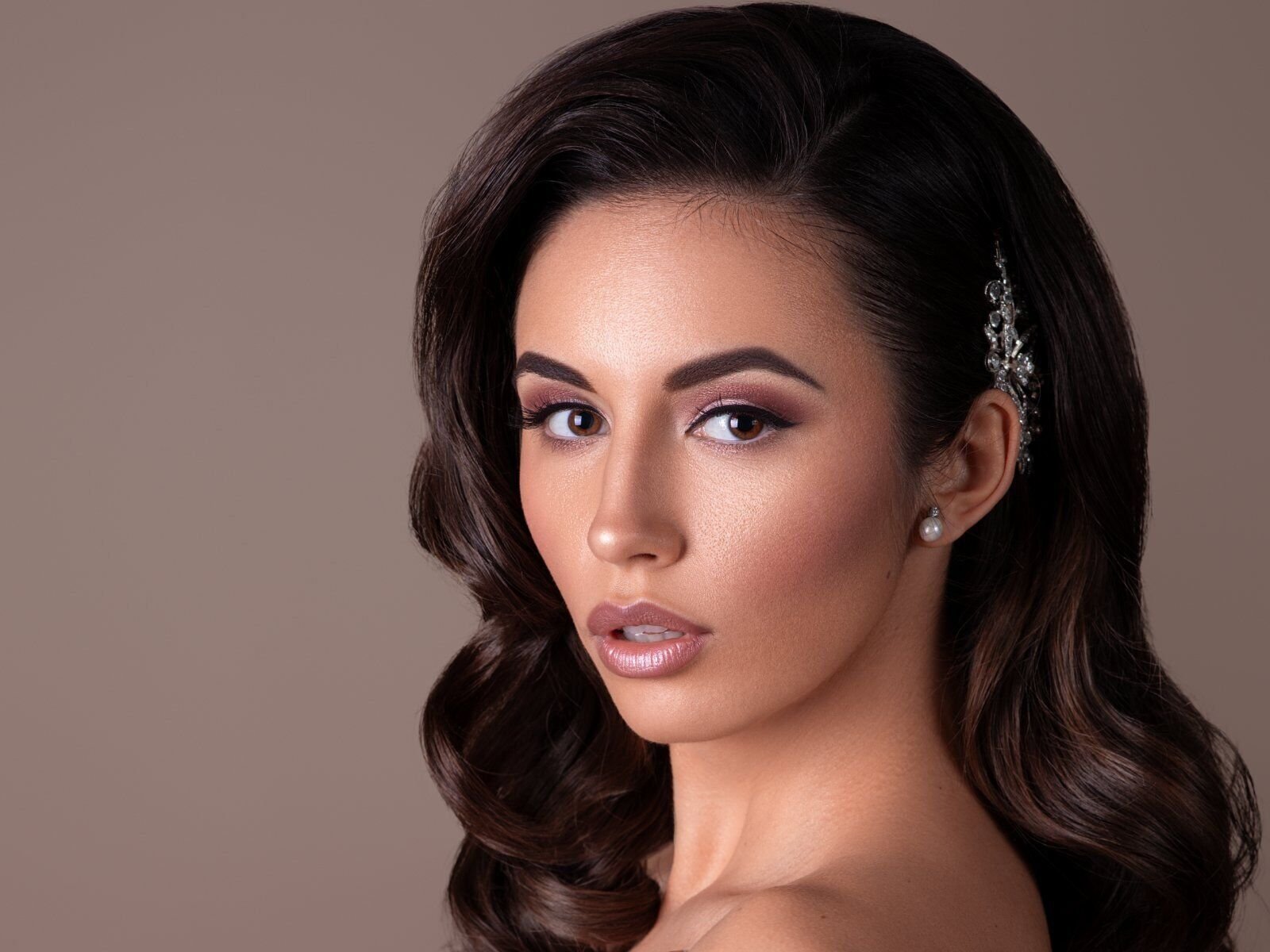 Samantha Peluso e La Sua Visione del Make-Up Trasformare Ogni Occasione in Un Momento Indimenticabile Samantha Peluso non è solo una make-up artist; è una visionaria che capisce profondamente il potere trasformativo del trucco. Dal suo studio a Verona, ha viaggiato il mondo, portando la sua arte in diverse produzioni di alto livello, da "Il Mercante di Venezia" ai matrimoni di celebrità come quello di George Clooney. Samantha crede fermamente che il make-up non debba solo abbellire, ma raccontare una storia, esprimere un'emozione, trasformare un evento ordinario in qualcosa di straordinariamente unico. La sua dedizione e la sua passione si riflettono in ogni pennellata, in ogni sfumatura di colore che applica, rendendo ogni sua creazione unica e memorabile. Scegliere Samantha per il tuo trucco significa scegliere di vivere un'esperienza che va oltre il semplice appuntamento di bellezza, entrando in un mondo dove l'arte e la personalità si fondono per creare magia.