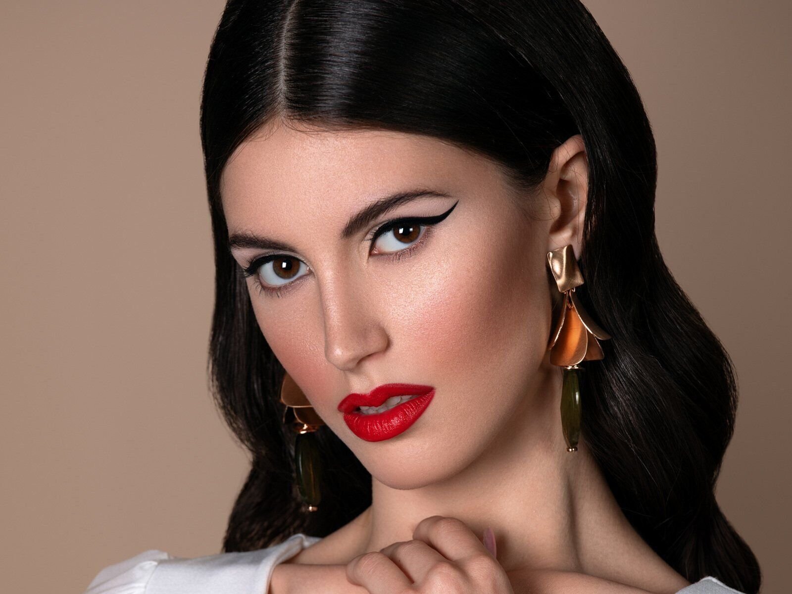 Corsi di Trucco a Verona: La Tua Carriera Inizia da Crisam Professional Make-up Academy Trasforma la Tua Passione in Professione La Crisam Professional Make-up Academy, situata nel cuore del Veneto, offre corsi di trucco innovativi e all'avanguardia per chi desidera intraprendere una carriera nel settore beauty. I nostri programmi a Verona sono progettati per soddisfare sia i principianti che i professionisti del settore, fornendo tutte le competenze necessarie per eccellere come truccatori. Percorsi Formativi Personalizzati Ogni corso di trucco presso la Crisam Academy è strutturato per guidare gli studenti attraverso un percorso di apprendimento completo, dalla teoria alla pratica, con l'obiettivo di sviluppare tecniche innovative e stili creativi. Con un focus particolare sulla pratica professionale, i nostri studenti hanno l'opportunità di lavorare su casi reali, preparandoli al meglio per le sfide del mercato del lavoro nel settore del make-up.