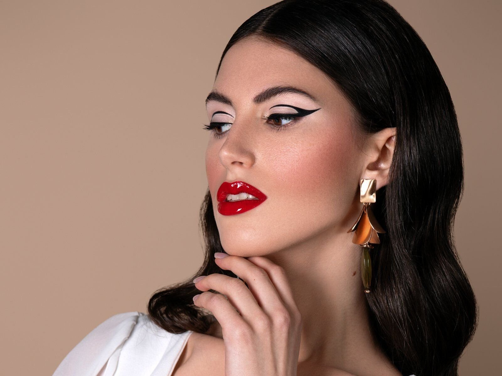 Make-up Artist Professionista 2 L'Arte del Trucco Professionale per il Tuo Business con Samantha Peluso In un mondo dove l'immagine ha un impatto significativo sull'impressione che lasciamo, il servizio di trucco per aziende offerto da Samantha Peluso rappresenta una risorsa inestimabile. Che si tratti di moda, fotografia, televisione, teatro o cinema, il trucco gioca un ruolo cruciale nell'esaltare la bellezza e creare un effetto scenico indimenticabile. Samantha Peluso, con la sua vasta esperienza e creatività, offre soluzioni personalizzate per ogni esigenza, trasformando ogni progetto in un'opera d'arte. La sua abilità non risiede solo nella tecnica raffinata, ma anche nella capacità di interpretare le richieste dei clienti, garantendo risultati che superano le aspettative. Scegliere Samantha significa affidarsi a una professionista che saprà valorizzare al meglio ogni iniziativa aziendale, da sfilate ed eventi a servizi fotografici e video musicali.