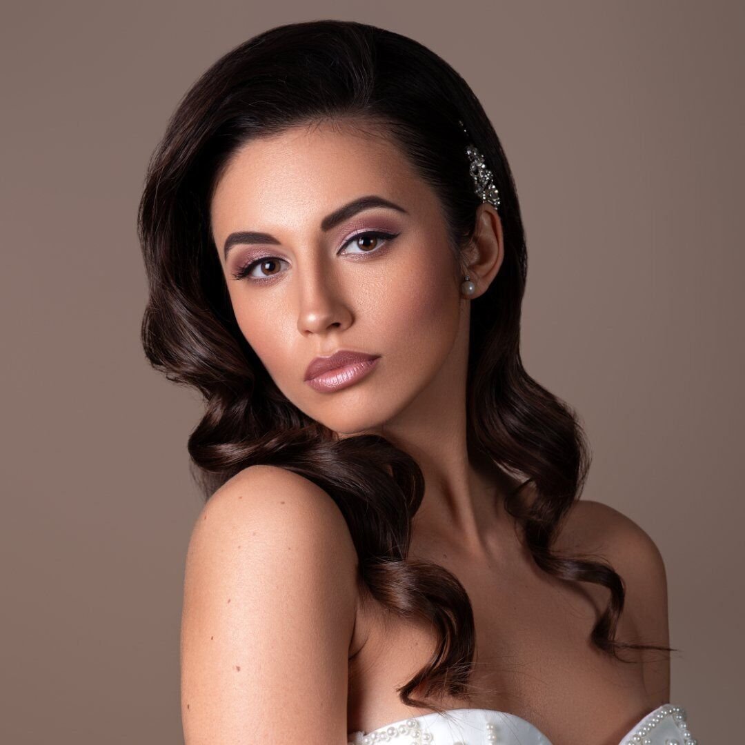 Blog 6 Bridal Makeup, Celebrate Your Special Day with Bridal Makeup and Hairstyling Service in Verona A Perfect Harmony of Style and Beauty In the heart of Verona, there is a bridal makeup and hairstyling service that celebrates the essence of elegance and beauty. Every detail is taken care of to create a look that reflects your natural beauty, emphasizing each stroke with delicacy and precision. Durability and Perfection from Altar to Reception With craftsmanship that results in timeless beauty, my service guarantees a makeup and hairstyle that will last from the excitement of the altar to the joy of the reception. Your beauty will shine consistently, without smudging or compromising. Understated Elegance, Exciting Details The balance between simplicity and sophistication is at the heart of my art. Every brush stroke and movement is designed to create a look that enhances your personality with exciting details and timeless elegance. Live Every Moment of the Wedding Intensely Your wedding is a unique and unforgettable experience, and my bridal makeup and hairstyling service in Verona is designed to ensure that you live every moment with intensity and joy. Be the absolute star of your most beautiful day with a look that allows you to be yourself to the fullest. Realize Your Bridal Dream with Us Our goal is to make your bridal dream come true. With impeccable service and unparalleled attention to detail, we guarantee you an unforgettable experience that will exceed your every expectation. Choose our bridal hair and makeup service in Verona and get ready to shine like never before.