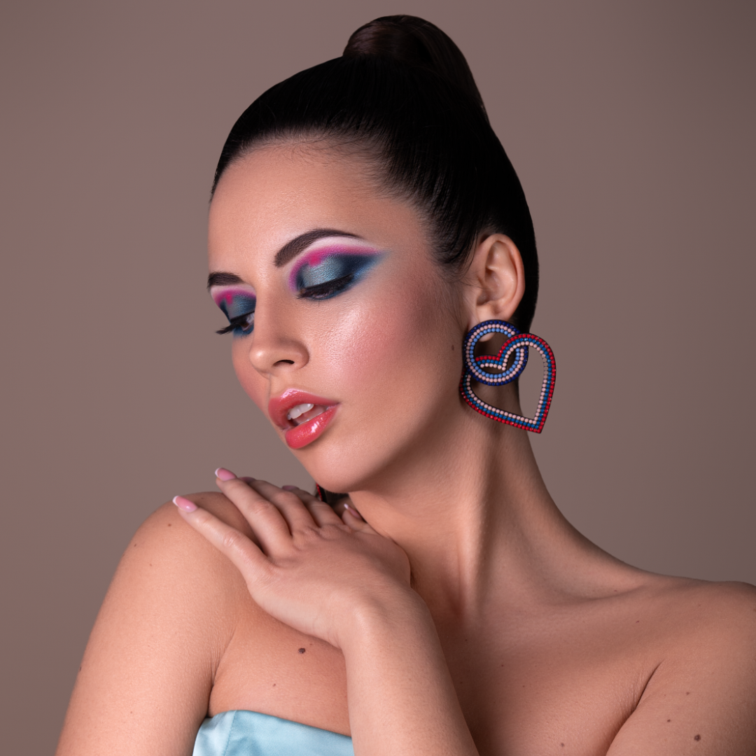 Makeup and Hairstyling Services 8 Adapting Makeup and Hairstyling to Corporate Events Professional Look for Every Occasion Samantha Peluso is an expert in creating appropriate looks for all types of corporate events, from formal conventions to corporate parties. Understanding the importance of a professional image, she customizes makeup and hairstyling to ensure that every attendee looks their best, thus reinforcing the company's image. Consultation and Collaboration One of Samantha's strengths is her ability to work closely with clients to fully understand their needs and expectations. This consulting process ensures that the final service is perfectly aligned with the desired corporate image and that every detail is taken care of to the utmost. Makeup and Hairstyling for Corporate and Advertising Photography On occasions such as corporate photo shoots or advertising campaigns, makeup and hairstyling can make all the difference in the quality and visual impact of the material produced. Samantha uses her expertise to ensure that each shot conveys professionalism and elegance, which are key elements in effectively communicating the brand message.