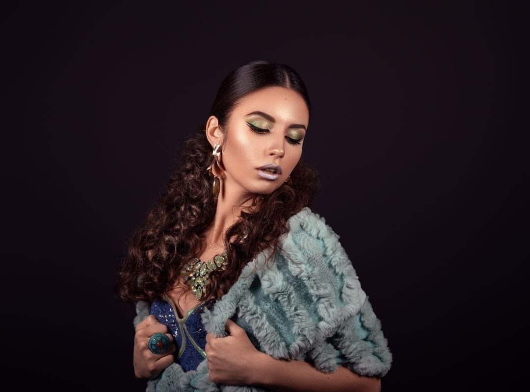 Feed Instagram - Make-up Artist 2 Benvenuti nel mio mondo! Come makeup artist, ogni giorno mi immergo nella mia passione per trasformare e valorizzare la bellezza di ognuno. Il mio feed Instagram è molto più di una semplice galleria; è un diario visivo dove condivido le mie creazioni, le ispirazioni che mi guidano e, spero, un po' della magia che cerco di infondere in ogni look. Che si tratti di un trucco sposa delicato, un audace make-up editoriale o un look da sera scintillante, il mio obiettivo è sempre quello di far emergere la vostra personalità. Amo sperimentare con colori, texture e tecniche, e sono sempre alla ricerca del dettaglio perfetto che faccia la differenza. Spero che qui possiate trovare non solo ispirazione, ma anche la dimostrazione di quanto amore e dedizione metto nel mio lavoro.