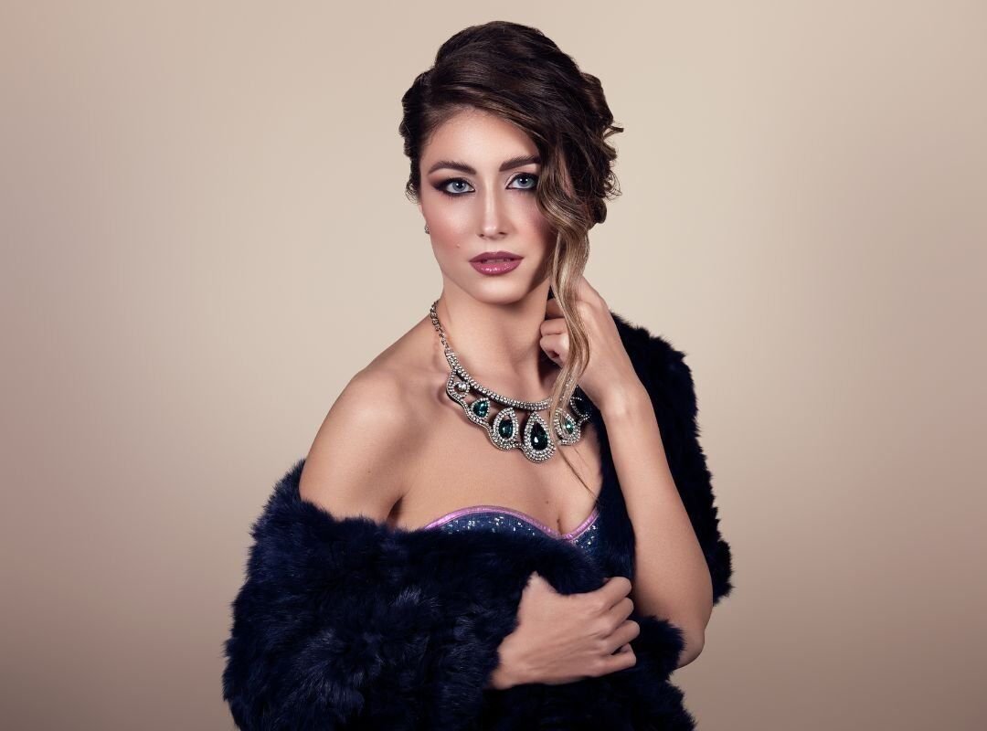 Feed Instagram - Make-up Artist 1 Nel mio feed Instagram, come makeup artist, racconto storie di bellezza. Ogni viso è una tela, e ogni look una narrazione unica. Qui troverete un mix di ispirazioni quotidiane, dai trend più attuali ai classici intramontabili, tutti reinterpretati con il mio tocco personale. Che si tratti di un make-up per un evento speciale, un servizio fotografico o semplicemente un tutorial per un look da tutti i giorni, mi impegno a rendere il mio contenuto utile e coinvolgente. Voglio che il mio feed Instagram sia un luogo dove vi sentiate a vostro agio a esplorare, a chiedere consigli e a condividere le vostre esperienze. La bellezza, per me, è empowerment, e spero che i miei lavori possano aiutarvi a sentirvi al meglio, dentro e fuori.