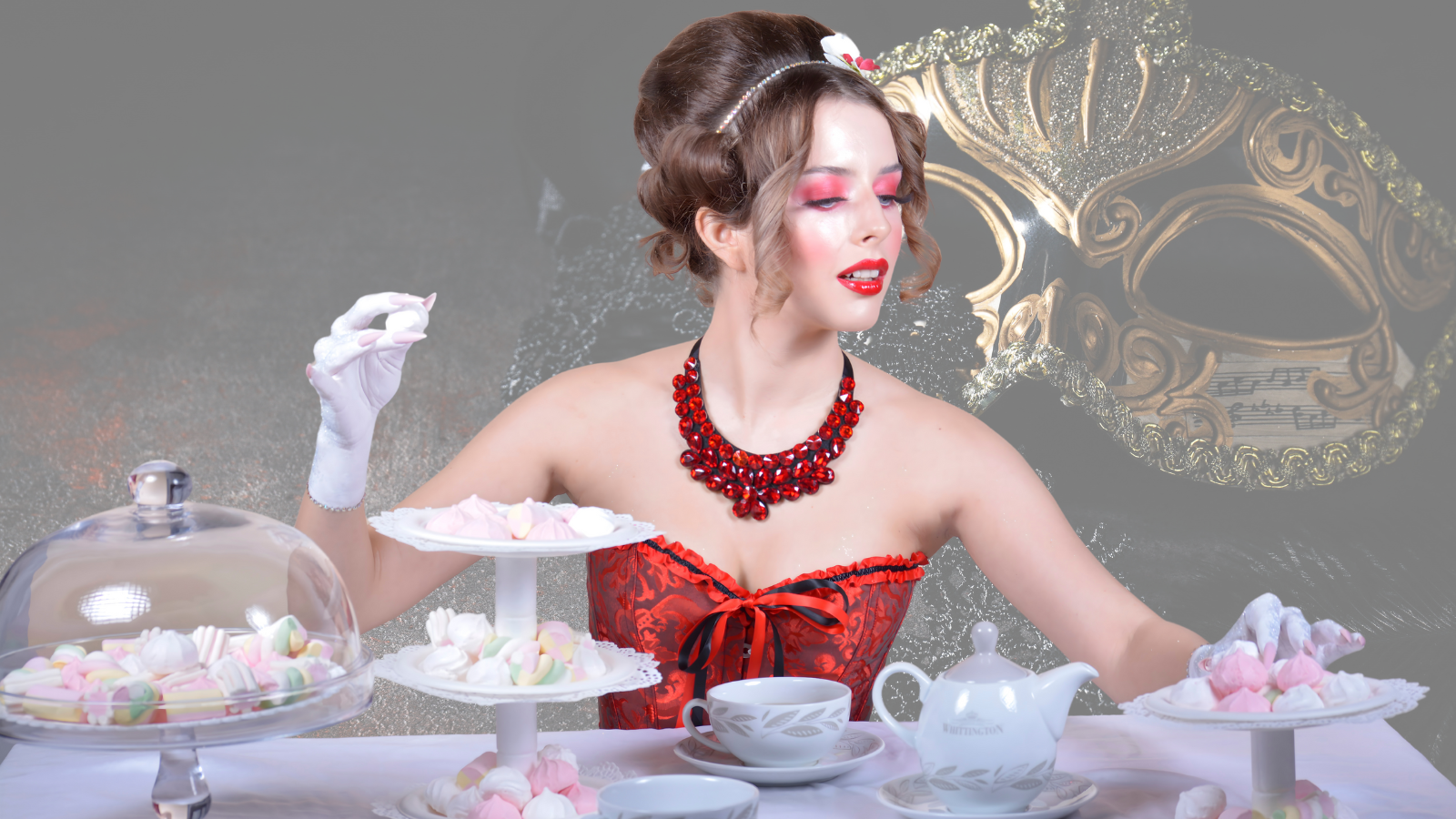 Durante il Carnevale di Venezia, ogni volto racconta una storia. Il mio servizio di trucco e acconciatura per Carnevale a Venezia è pensato per chi desidera distinguersi con classe. Come make-up artist specializzata nel Venice Carnival, realizzo make-up beauty, artistici e teatrali ispirati alla tradizione veneziana e alla creatività contemporanea. Ogni look è unico, studiato per durare tutto il giorno e la sera. Un’esperienza esclusiva che trasforma il carnevale Venezia in un ricordo indimenticabile.