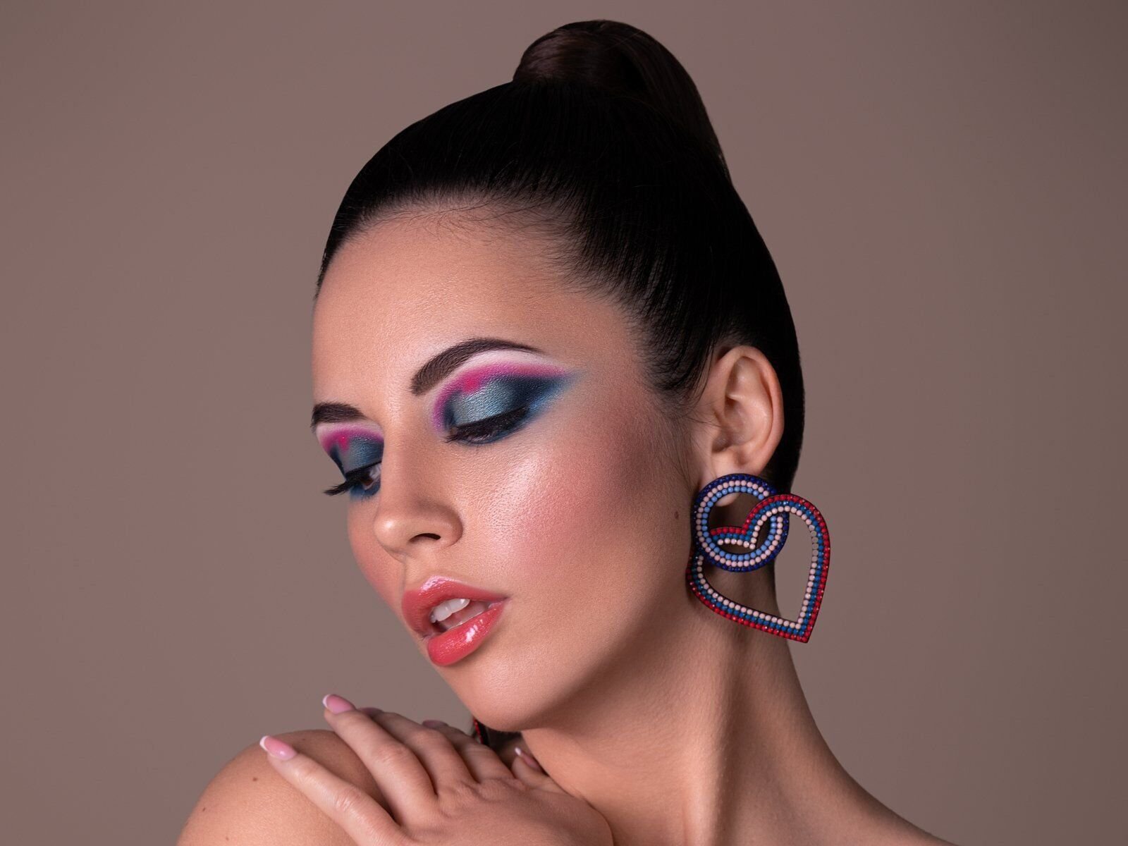 Makeup artist - Curriculum vitae 2 Un Viaggio nel Mondo del Make-Up Professionale Alla Scoperta dell'Arte del Make-Up con l'Accademia Crisam Il mondo del trucco professionale va ben oltre la semplice applicazione di prodotti cosmetici. L'Accademia di Trucco Crisam, guidata dalla passione e competenza di Samantha Peluso, si propone come un punto di riferimento per chi aspira a diventare un Make-up Artist di successo. Il settore del make-up è incredibilmente variegato, spaziando dal trucco teatrale al body painting, dagli effetti speciali alla pittura corporea. Frequentare un corso all'Accademia Crisam significa immergersi in un mondo dove la bellezza si fonde con l'arte, scoprendo ogni sfaccettatura di questa professione affascinante. Il make-up artist trova la sua espressione non solo nella moda, tra servizi fotografici e sfilate, ma anche nel quotidiano, in occasioni speciali come cerimonie, o nel settore artistico e dello spettacolo, lavorando dietro le quinte di teatri, studi televisivi e set cinematografici. L'Accademia Crisam offre l'opportunità di apprendere da professionisti del settore, di confrontarsi con altri studenti appassionati e di sperimentare sul campo, per scoprire la propria vocazione e specializzarsi nel segmento più affine ai propri talenti e aspirazioni.