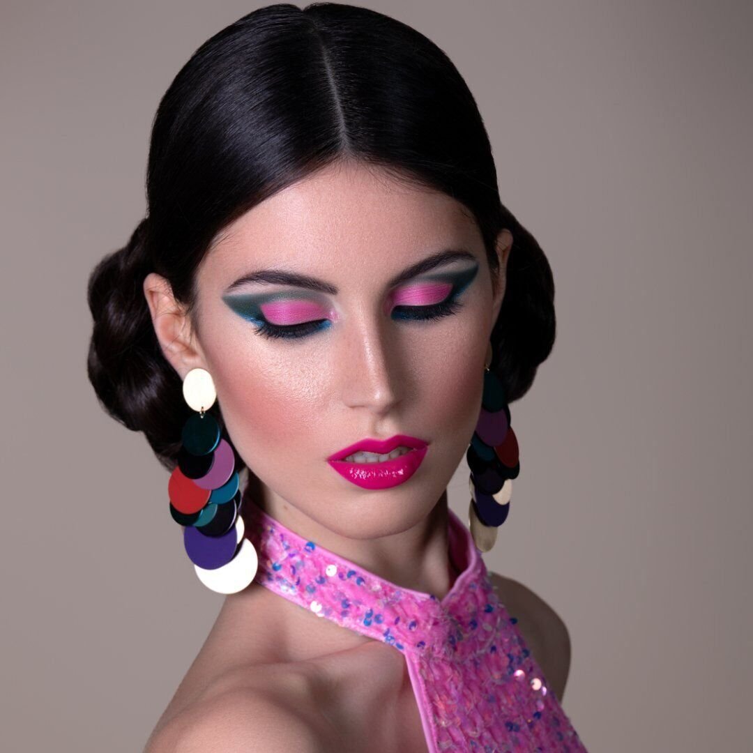 Servizi di Trucco e Acconciatura 7 Scegliere Crisam: La Tua Accademia di Make-up a Verona Nel cuore artistico di Verona si trova l'Accademia di make-up Crisam, un istituto di formazione che si pone come leader nella preparazione dei futuri professionisti del settore beauty. Con corsi di trucco di elevata qualità, l'Accademia si impegna a fornire tutte le competenze necessarie per eccellere come Make-up Artist in un mercato sempre più esigente e competitivo. L'arte del trucco professionale va ben oltre l'estetica tradizionale. Crisam offre un'ampia gamma di specializzazioni, dal trucco teatrale e cinematografico, al body painting e agli effetti speciali, permettendo agli studenti di esplorare il vasto universo del make-up artistico. Questa diversificazione apre la strada a innumerevoli opportunità lavorative, in campi che spaziano dalla moda e fotografia, fino al teatro e al cinema. L'Accademia Crisam non è solo un luogo di apprendimento, ma un ambiente dove la passione incontra l'esperienza. Gli studenti hanno la possibilità di apprendere da docenti esperti, di interagire con colleghi e di mettersi alla prova in situazioni reali, acquisendo così una preparazione pratica oltre che teorica. Questo approccio all'insegnamento consente di scoprire e sviluppare la propria unicità nel mondo del make-up, orientando ciascuno verso la specializzazione più affine alle proprie inclinazioni. Optare per l'Accademia di make-up Crisam a Verona significa scegliere un percorso di crescita professionale in un settore in continua evoluzione, dove la creatività e la tecnica si fondono per creare vere e proprie opere d'arte. Un'opportunità imperdibile per chi vuole trasformare la sua passione per il make-up in una carriera di successo.