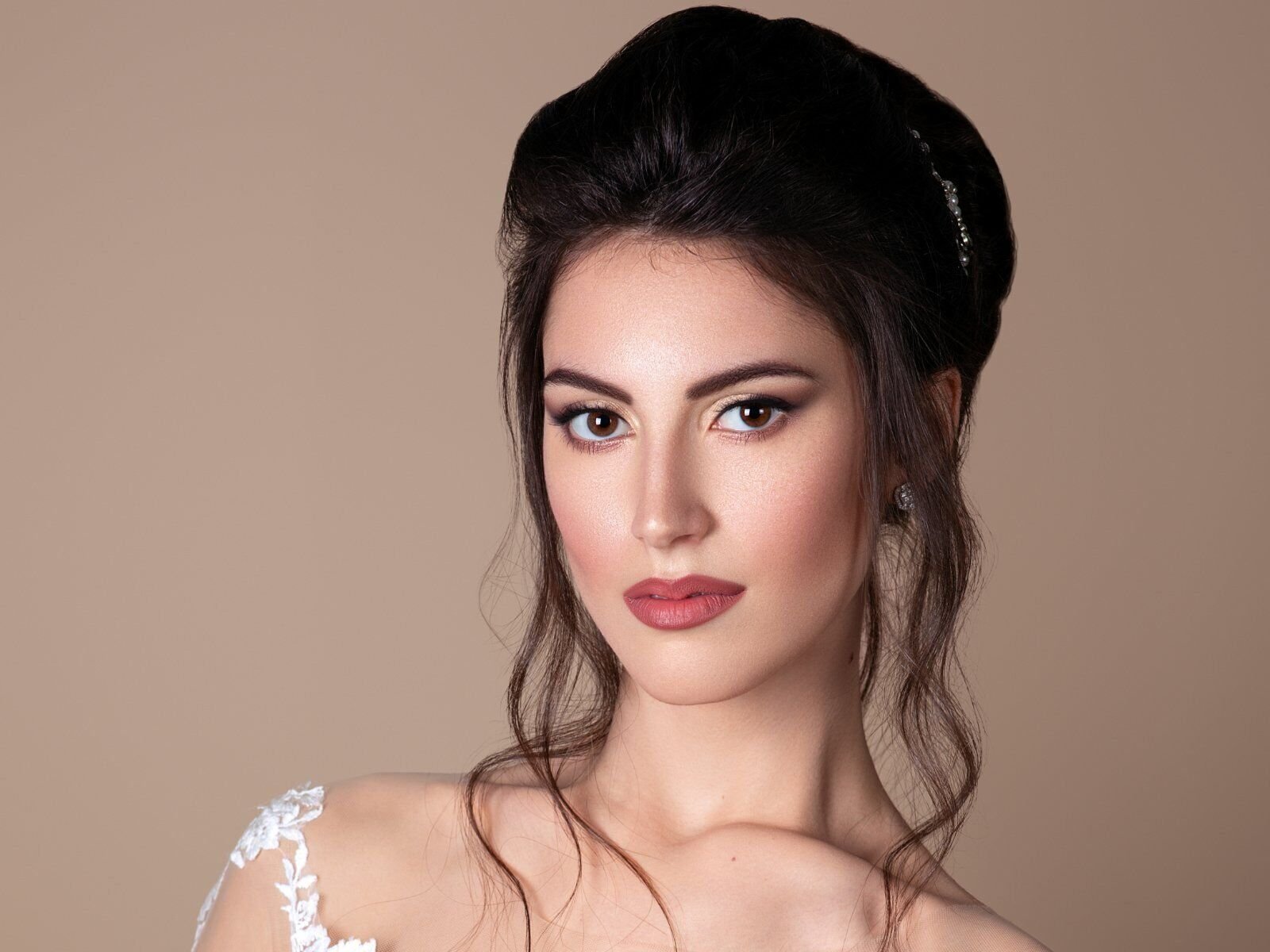 Eleganza senza Tempo: Il Tuo Servizio di Trucco Sposa a Venezia e Verona Nel cuore di Venezia e Verona, due città dove la storia incontra la bellezza, nasce un servizio di trucco sposa senza eguali, capace di trasformare ogni momento in un ricordo indelebile. Samantha Peluso, con la sua arte del make-up, offre un'esperienza unica, creando look che esaltano l'eleganza e la personalità di ogni sposa. Il "servizio di trucco sposa a Venezia e Verona" è più di un semplice appuntamento di bellezza; è un viaggio alla scoperta della tua essenza, reso immortale attraverso tocchi delicati e scelte cromatiche che rispecchiano i tuoi sogni e le tue emozioni. Preparati a vivere il tuo giorno speciale con un trucco che resta impeccabile dal primo sguardo all'ultimo ballo, testimone della tua felicità.