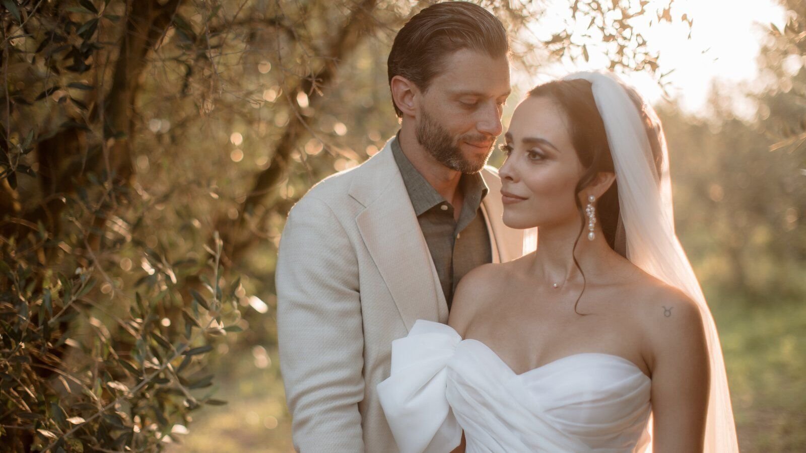 Blog 1 Trucco e Acconciatura per Matrimoni Civili e Religiosi Che tu stia organizzando un matrimonio civile in municipio o una cerimonia religiosa in una splendida chiesa italiana, Samantha Peluso ti offre un servizio beauty completo: trucco resistente e acconciature raffinate, pensate per durare tutto il giorno. Con la sua esperienza e attenzione ai dettagli, il tuo look sarà sempre coerente, elegante e perfettamente fotografabile.