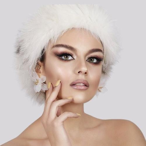 Blog 3 La privacy prima di tutto Nel mio lavoro la privacy è sacra. Ogni cliente, che sia una sposa o una figura pubblica, merita rispetto e riservatezza. Non pubblico mai immagini o contenuti senza un consenso esplicito, perché credo fermamente che la privacy della cliente venga prima di tutto. Ho lavorato per star internazionali, donne dell’alta finanza, agenzie londinesi e americane: in ogni contesto la discrezione è stata la mia forza. Un make-up artist non è un influencer, ma un professionista che si prende cura delle persone nei loro momenti più importanti. Non è corretto pretendere foto o video da chi si sta semplicemente affidando a te per un servizio. Credo che la vera eleganza sia quella di lavorare in silenzio, senza invadere. La privacy non è una formalità, ma un valore. E il mio modo di lavorare rispecchia proprio questo.