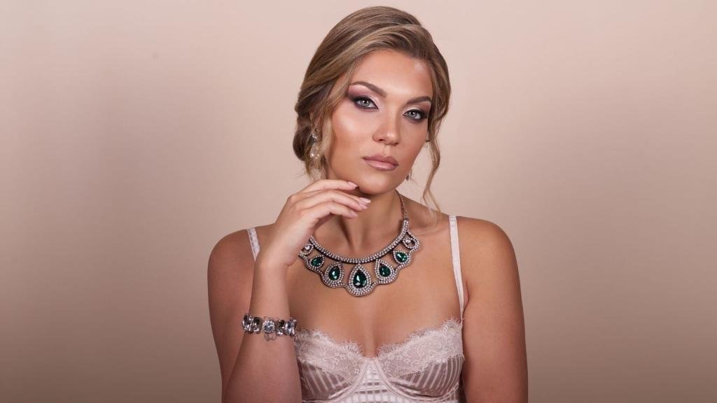 Sei un make-up artist e desideri portare il tuo portfolio a un livello superiore? Il Master Trucco Sposa Avanzato di Crisam Make-up Academy è la tua opportunità per specializzarti. Questo corso intensivo, pensato per chi ha già una solida base nel trucco correttivo, ti fornirà le competenze per realizzare un trucco sposa impeccabile e duraturo. Imparerai non solo le tecniche avanzate, ma anche come gestire ogni aspetto del servizio nuziale, dalla preparazione della pelle alla creazione di un look che valorizzi al massimo la sposa. La formazione make-up artist offerta da Crisam ti aprirà nuove porte professionali, garantendoti la sicurezza e la maestria necessarie per eccellere nel settore bridal. Un investimento nel tuo futuro, con certificazione finale.