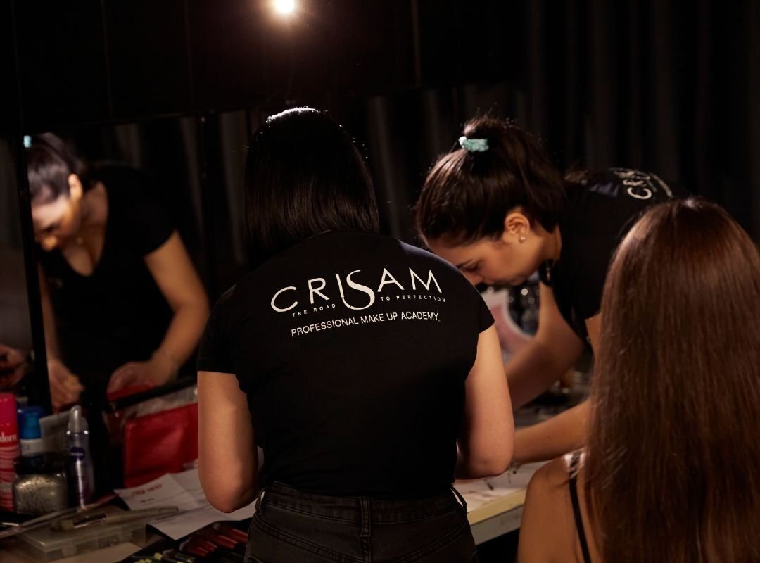 Courses in Professional Makeup 2 I Migliori Corsi di Makeup in Italia: Crisam Academy Quando si parla de i migliori corsi di makeup in Italia, la Crisam Professional Make-up Academy si distingue per l'eccellenza e la completezza della sua offerta formativa. La nostra accademia a Verona è riconosciuta per l'approccio serio e professionale, che mira a formare make-up artist di altissimo livello. Offriamo programmi didattici all'avanguardia, che includono il rinomato "Corso di Trucco Professionale Completo", ideale per chi cerca una preparazione approfondita e versatile. Ci impegniamo a garantire un'esperienza di apprendimento superiore, con un corpo docente altamente qualificato e un costante aggiornamento dei programmi. Scegliere Crisam significa investire in una carriera di successo nel mondo del make-up, ottenendo una certificazione internazionale che ti aprirà le porte delle più prestigiose realtà del settore.