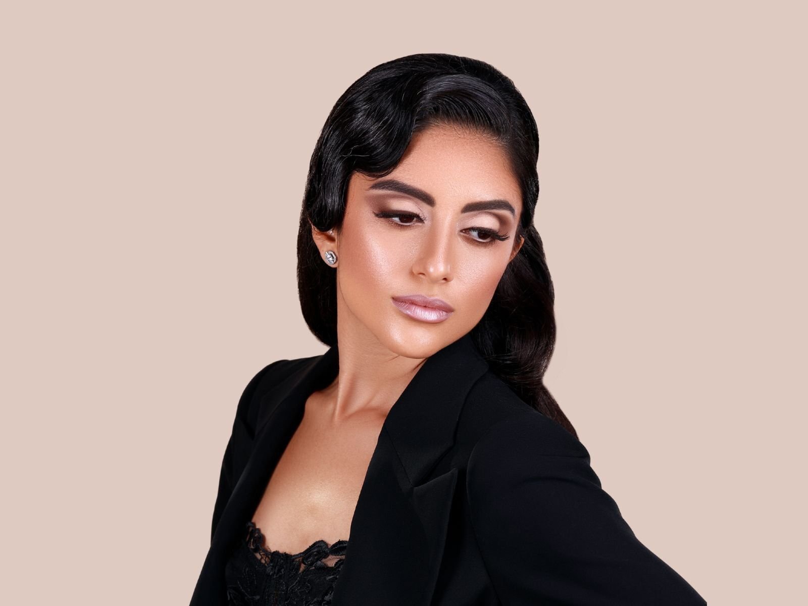 Hai un evento speciale in vista o semplicemente desideri un make-up che ti faccia sentire al top? Sono qui per trasformare la tua visione in realtà! Come makeup artist, la mia passione è esaltare la bellezza di ognuno, creando look personalizzati che si adattano perfettamente alla tua personalità e all'occasione. Che si tratti di un trucco sposa da sogno, un make-up glamour per una serata importante o una consulenza per il tuo beauty look quotidiano, sono pronta a mettere la mia esperienza al tuo servizio. Non aspettare! Trovi tutti i miei contatti nella bio o puoi scrivermi un messaggio diretto qui su Instagram. Sono entusiasta di sentirti e iniziare a creare insieme la tua immagine ideale.
