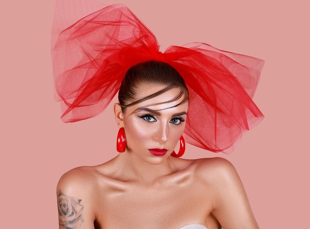 Makeup artist - Curriculum vitae 1 Il mio Curriculum Vitae riflette una carriera dedicata all'eccellenza nel mondo del trucco e dell'acconciatura. Che sia per un servizio fotografico di alto profilo, un evento mondano o il giorno più importante della vita di una sposa, porto la mia esperienza e la mia visione artistica. La mia abilità nel trucco e acconciatura è riconosciuta in Italia e oltre i confini nazionali, grazie alla mia capacità di creare look che non sono solo esteticamente gradevoli ma che durano nel tempo e si adattano perfettamente all'occasione. Se cercate una truccatrice italiana che garantisca un'esperienza di lusso e risultati impeccabili, sono qui per voi.