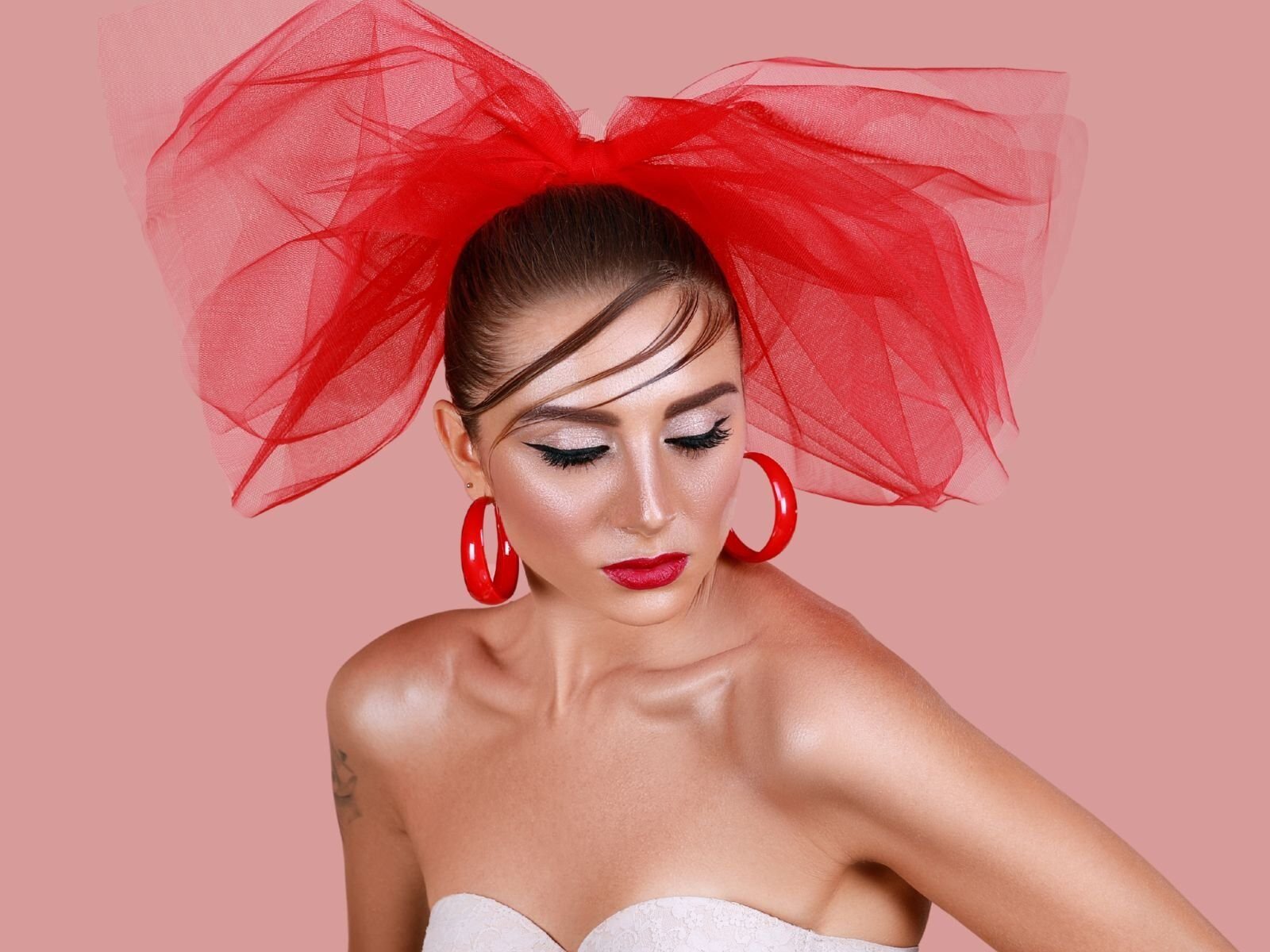 Per me, essere una makeup artist significa dare vita a una visione. Sul mio feed Instagram, vi porto in un viaggio che va dal concept iniziale di un look alla sua realizzazione finale. Ogni trucco è il risultato di un'attenta analisi delle caratteristiche del viso, dei colori, delle luci e delle richieste del cliente. La mia filosofia è esaltare la bellezza naturale, creando look che siano armoniosi e che riflettano la personalità di chi li indossa. Che si tratti di un trucco sposa che deve durare un'intera giornata, o di un make-up artistico per un servizio fotografico, ogni dettaglio è curato con la massima precisione. Spero che il mio feed Instagram vi trasmetta la mia passione e la mia dedizione a quest'arte meravigliosa.