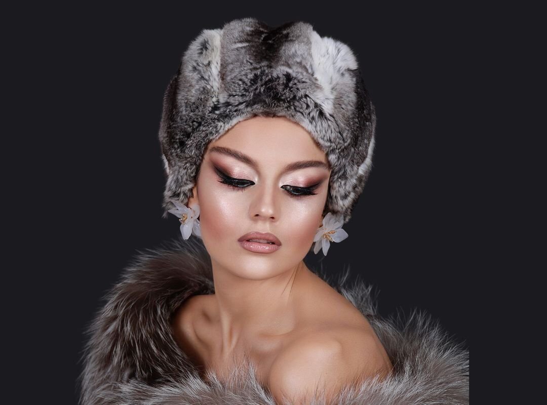 Makeup artist - Curriculum vitae 4 Ciò che mi distingue come Professional Makeup Artist è la mia continua ricerca della crescita e della perfezione. Non smetto mai di imparare, aggiornando costantemente le mie tecniche e sperimentando nuovi prodotti e approcci per offrire ai miei clienti le soluzioni più innovative ed efficaci. La mia passione per il mondo della bellezza è contagiosa, e affronto ogni progetto con entusiasmo e un'energia creativa inesauribile. I clienti apprezzano la mia professionalità, la mia calma e la capacità di infondere sicurezza, rendendo ogni sessione non solo un servizio ma un'esperienza gratificante e trasformativa.