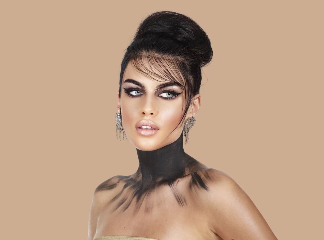 Makeup artist - Curriculum vitae 3 I Miei Servizi: Oltre i Confini Offro servizi completi di trucco e acconciatura sia qui in Italia che a livello internazionale. Che si tratti di un servizio fotografico di alta moda a Milano, un matrimonio indimenticabile nella campagna toscana o un evento prestigioso all'estero, sono pronta a portare la mia arte ovunque sia richiesta. La mia versatilità mi permette di spaziare da look editoriali audaci e creativi a make-up sposa eleganti e senza tempo, sempre con la stessa dedizione ai dettagli e alla personalizzazione. Garantisco una soluzione di bellezza completa, assicurando che trucco e acconciatura si fondano in un'unica, armoniosa visione.