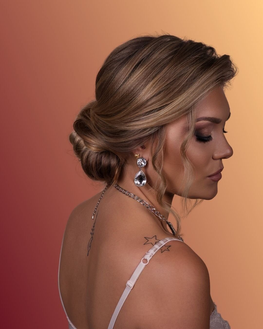Servizio di Trucco Sposa a Venezia 5 Trucco e Acconciatura Sposa a Venezia: Il Pacchetto Completo con Samantha Peluso Per un look nuziale armonioso e senza stress, il servizio di trucco e acconciatura sposa a Venezia offerto da Samantha Peluso è la soluzione perfetta. Combinando l'esperienza nel trucco sposa a Venezia e nelle acconciature, Samantha ti offre un pacchetto completo che garantisce coerenza e bellezza dal primo all'ultimo istante del tuo giorno speciale. Non dovrai preoccuparti di coordinare diversi professionisti: Samantha, la tua makeup artist di fiducia, si prenderà cura di ogni dettaglio. Dalla scelta del makeup sposa a Venezia più adatto al tuo viso e al tuo abito, alla realizzazione dell'acconciatura perfetta, ogni aspetto sarà curato con la massima professionalità e attenzione. Vivi la magia del tuo matrimonio a Venezia con la serenità di sapere che la tua bellezza è nelle mani esperte di Samantha Peluso.