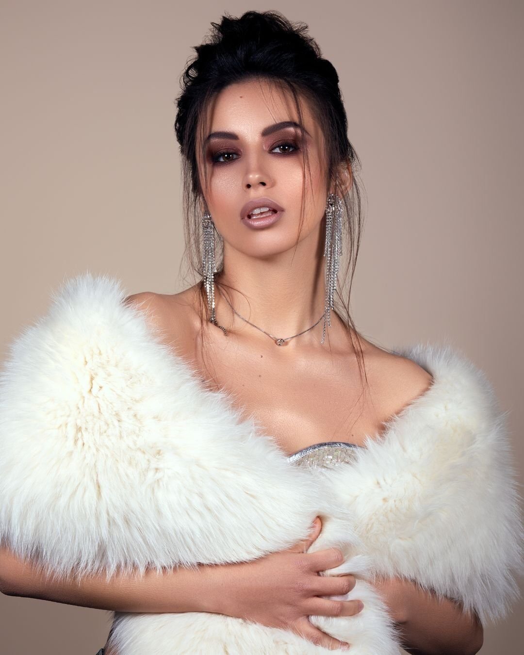 Servizio di Trucco Sposa a Venezia 4 Trucco Sposa a Venezia con Samantha Peluso: La Tua Bellezza nel Giorno Perfetto Il tuo matrimonio a Venezia merita una bellezza senza tempo, e il servizio di trucco sposa a Venezia con Samantha Peluso è la scelta ideale. Immagina di prepararti per il tuo giorno speciale nella cornice incantevole della città lagunare, sapendo che ogni dettaglio del tuo look sarà curato alla perfezione. In quanto makeup artist esperta, Samantha Peluso è specializzata nel creare trucco sposa a Venezia che esalta la tua naturale radiosità, rendendoti indimenticabile. Ogni sessione è personalizzata per riflettere il tuo stile unico e il tema del matrimonio, garantendo un risultato impeccabile che dura per tutta la giornata, dalle cerimonie più intime ai festeggiamenti più vivaci. Affidati all'esperienza e alla passione di Samantha per un makeup sposa a Venezia che ti farà sentire bellissima e sicura di te.